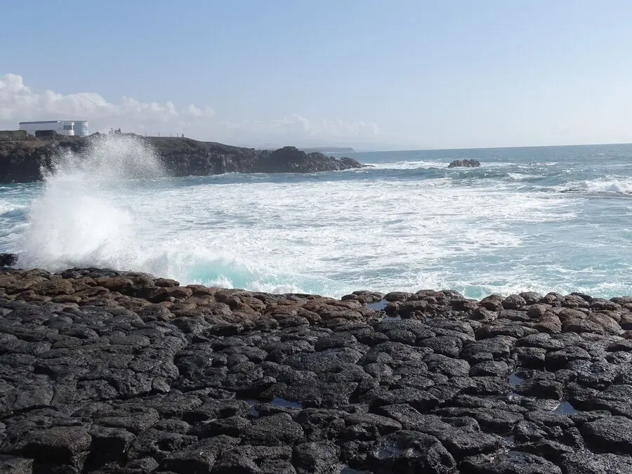 Onde che si infrangono sulla costa vulcanica di El Cotillo